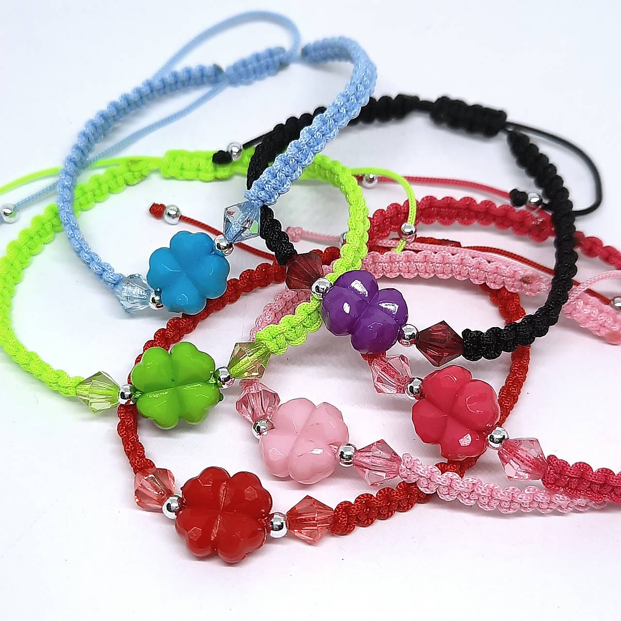 Makramé náramok so štvorlístkom