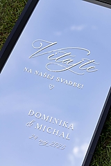 Úložné priestory & Organizácia - Uvítacia nálepka na zrkadlo / plexisklo - Vitajte na našej svadbe!  (k formátu š50 x 65cm (biela farba)) - 17516397_