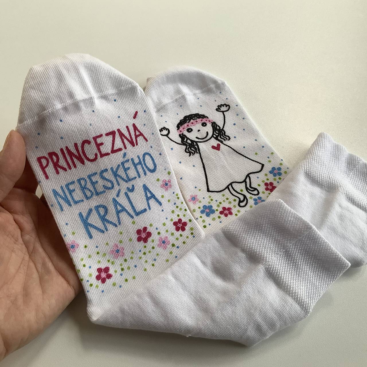 Maľované ponožky ako darček k prvému svätému prijímaniu 