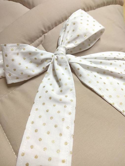 Zavinovačka sand v kombinácii so zlatými bodkami