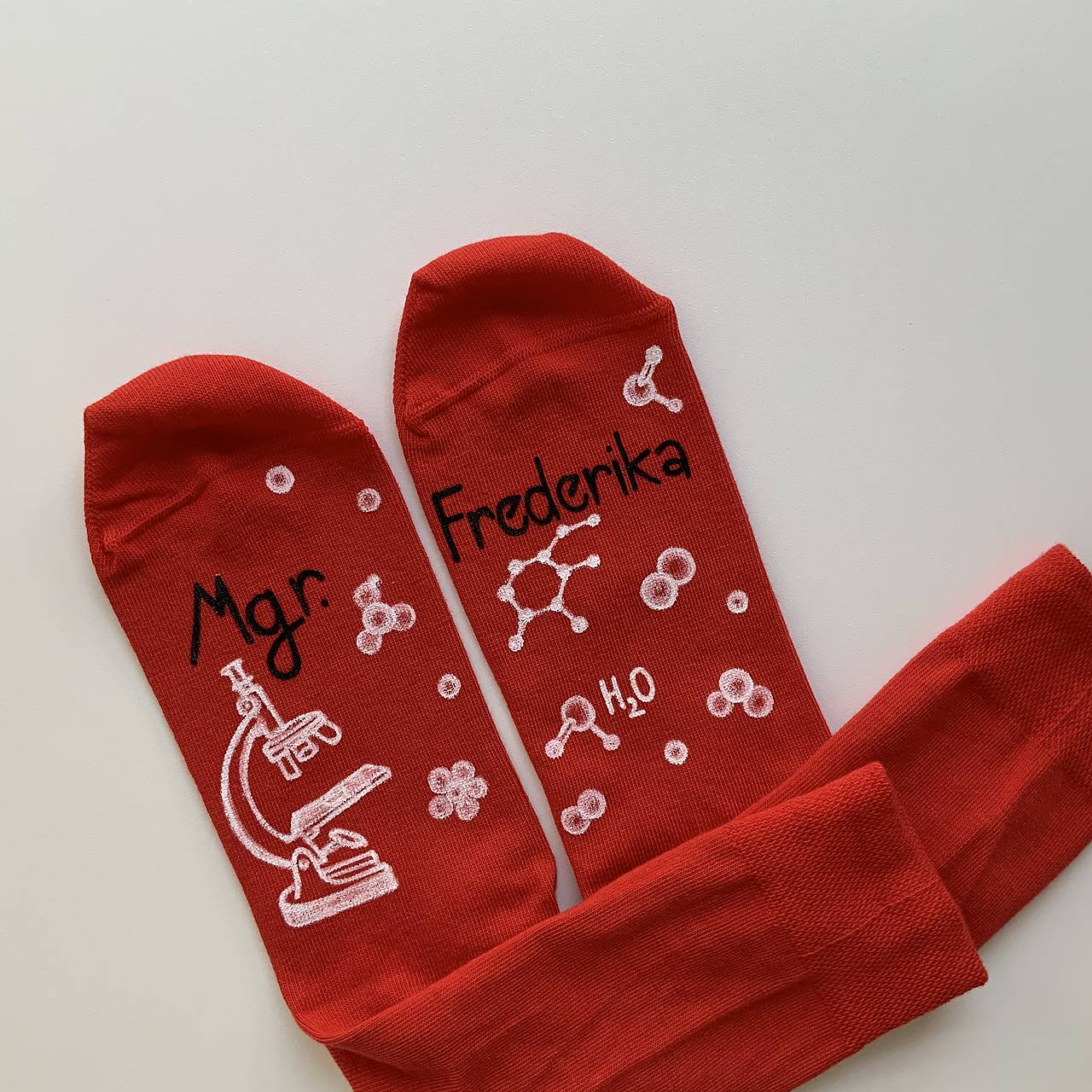 Maľované ponožky s titulom a menom na želanie pre chemika červené