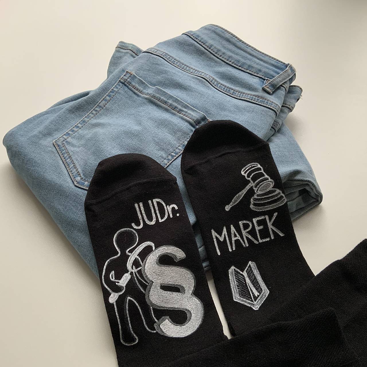 Maľované ponožky s titulom a menom pre čerstvého právnika čierne