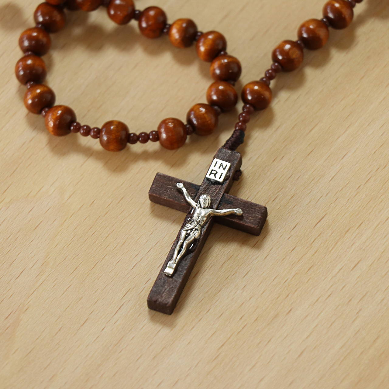 Ruženec drevený s dreveným krížikom