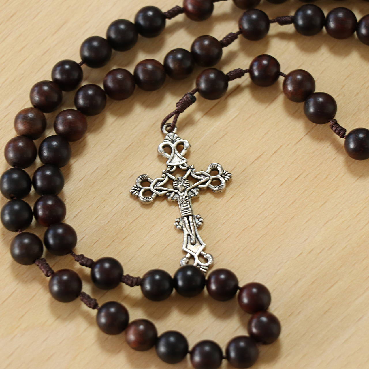 Ruženec drevený s kovovým krížikom