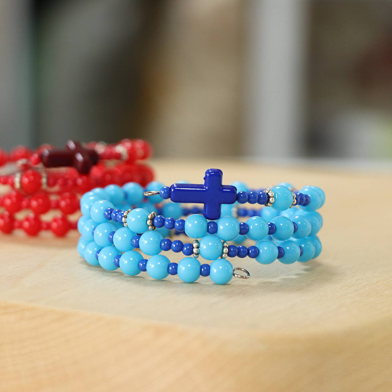 Ruženec na ruku na pamäťovom drôte