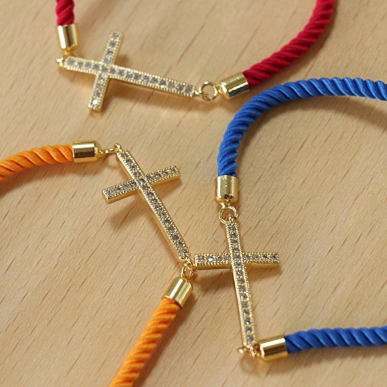 Náramok s krížikom s kamienkami