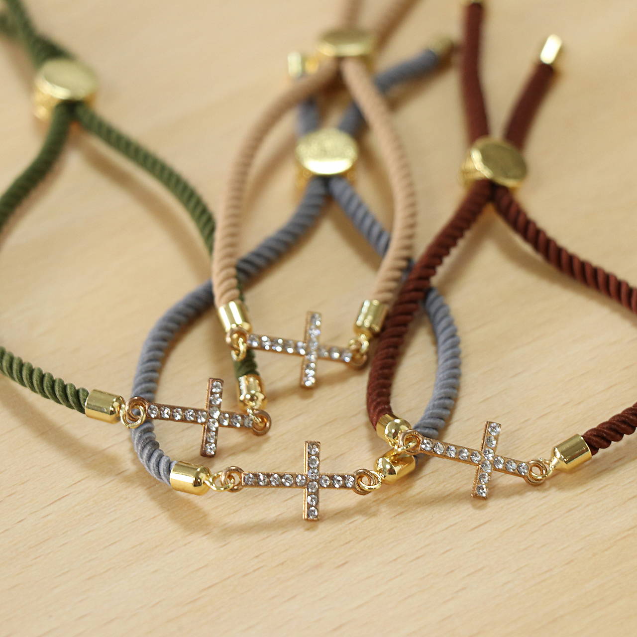 Náramok s krížikom s kamienkami, typ 2