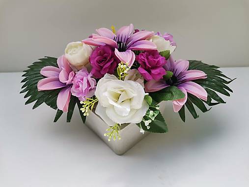 Dekorácie - Umelé kvety v betónovom kvetináči - 17517124_