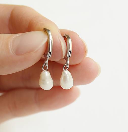 Náušnice - Visiace náušnice - Perly č.4 (chirur.oceľ) - 17520486_