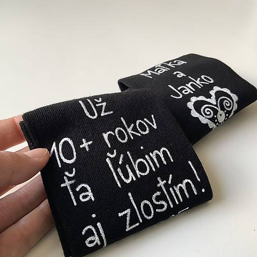 Maľované ponožky k výročiu svadby čierne s maľbou nad členkom