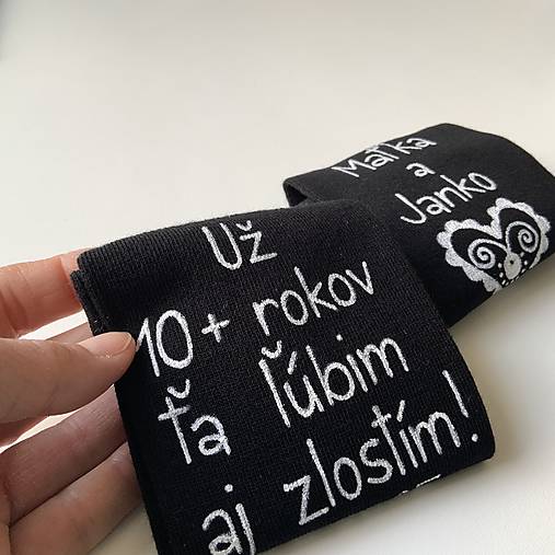 Maľované ponožky k výročiu svadby čierne s maľbou nad členkom