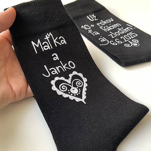 Maľované ponožky k výročiu svadby čierne s maľbou nad členkom