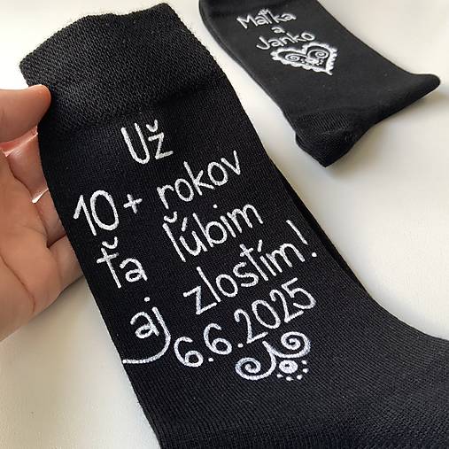 Maľované ponožky k výročiu svadby čierne s maľbou nad členkom