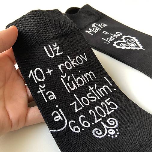 Maľované ponožky k výročiu svadby čierne s maľbou nad členkom
