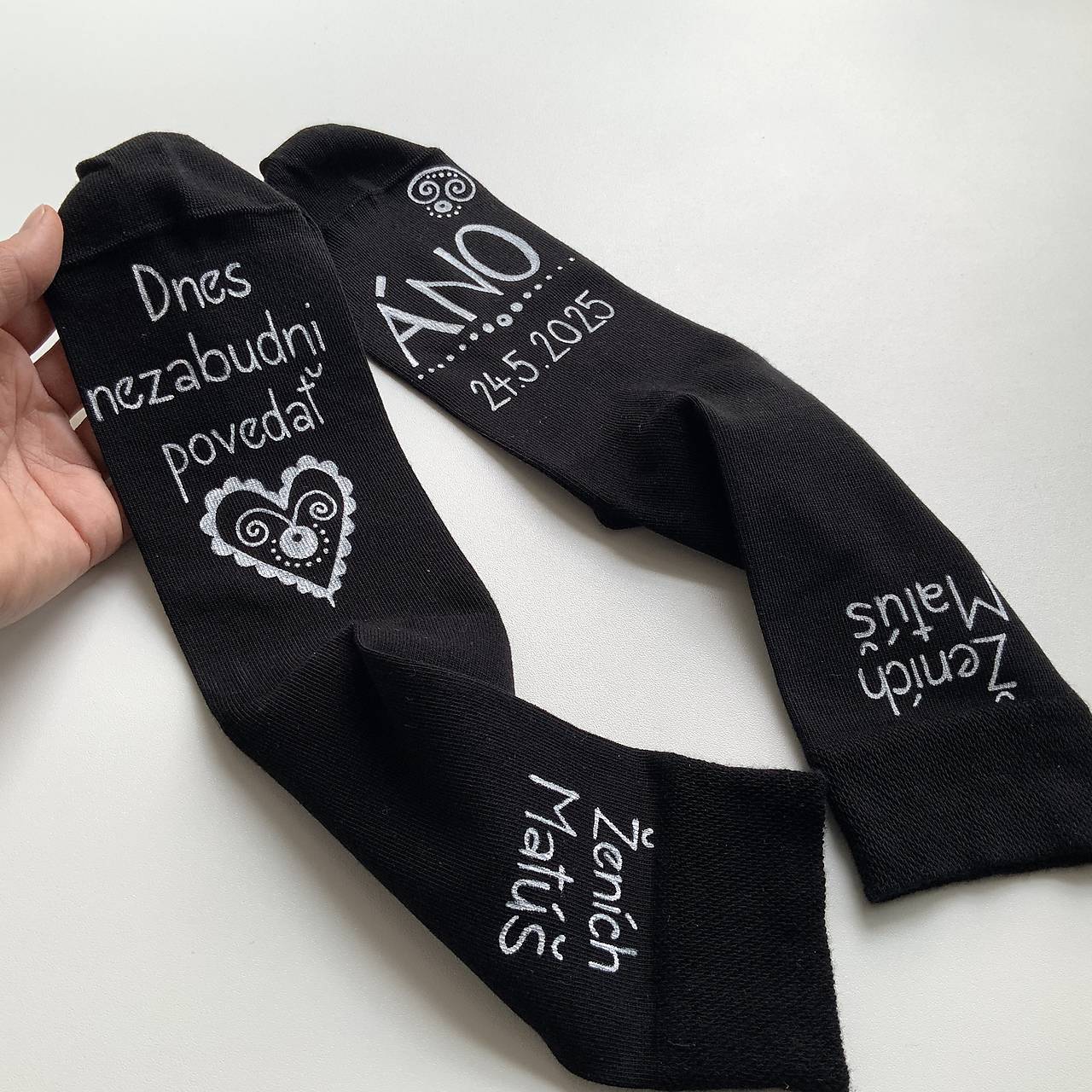 Maľované ponožky - ženích (Čierne ponožky aj s nápisom ženích+meno nad clenkom)