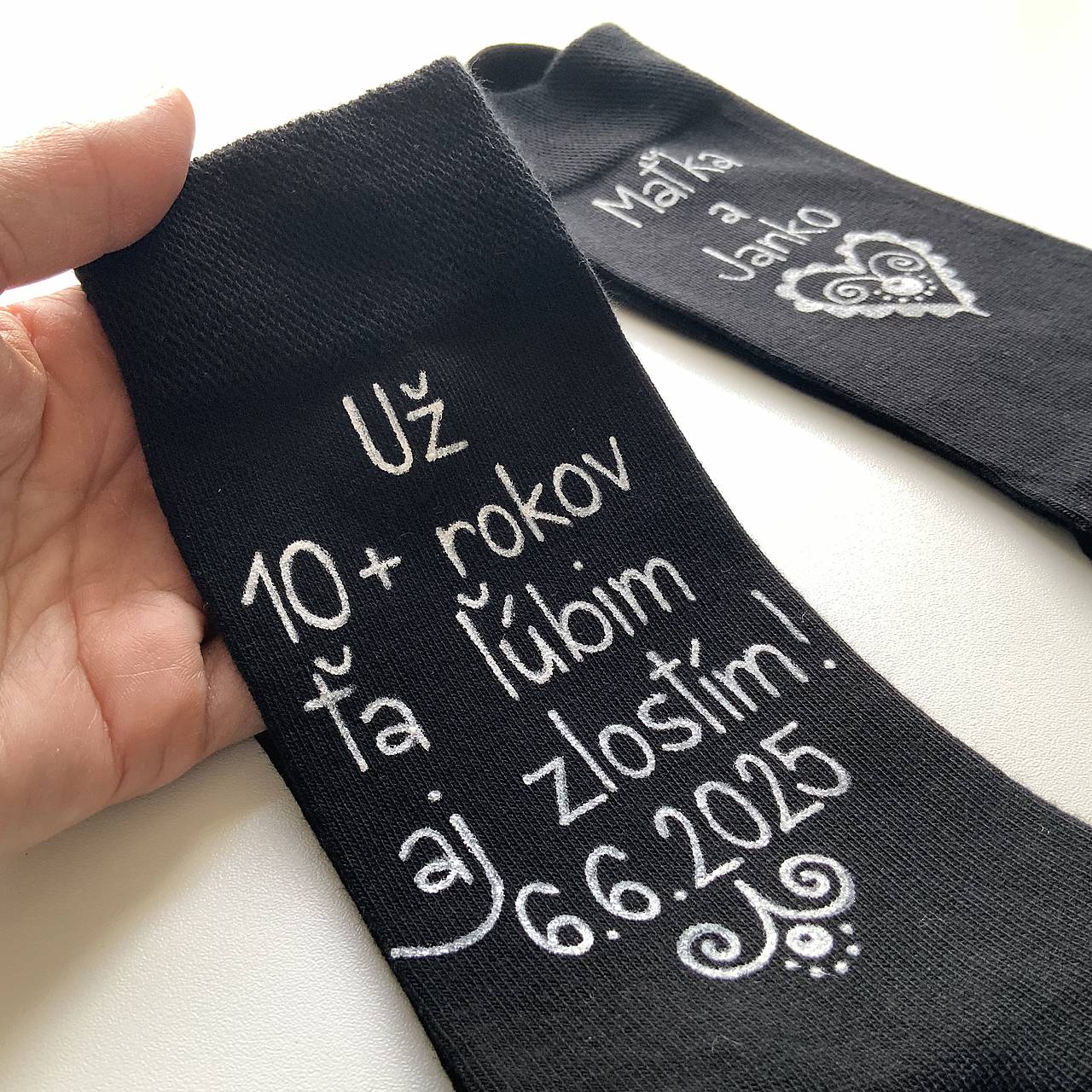 Maľované ponožky k výročiu svadby čierne s maľbou nad členkom