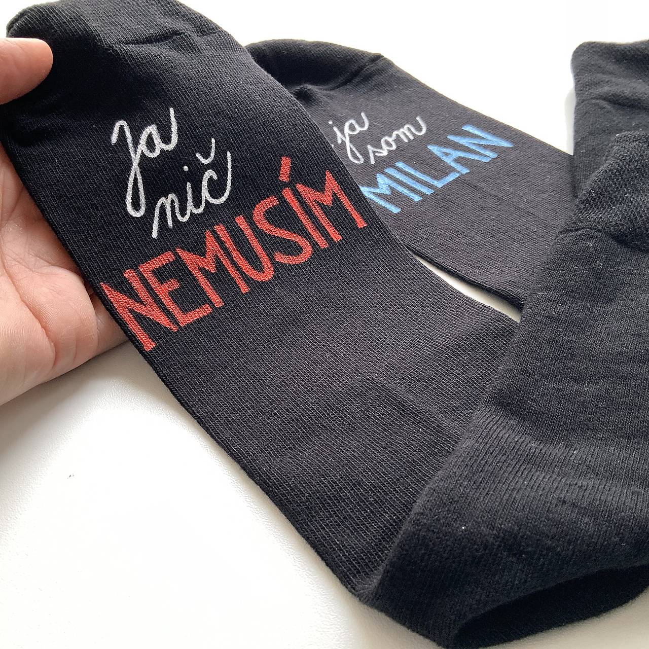 Maľované ponožky s nápisom: Ja nič nemusím, ja som unicorn (Čierne 1)