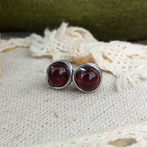 Náušnice - 6 mm granátový jadeit napichovačky chirurgická oceľ - 17520256_