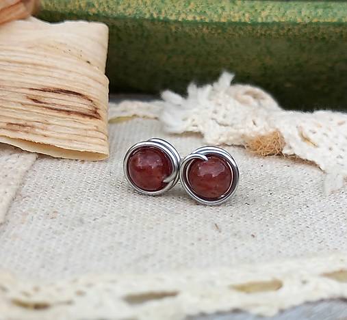 Náušnice - 6 mm gaštanový jadeit chirurgická oceľ - 17520278_