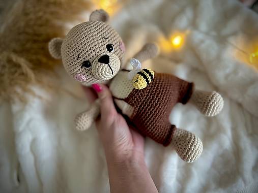 Hračky - Háčkovaný medvedík (V hnedých nohaviciach) - 17519382_