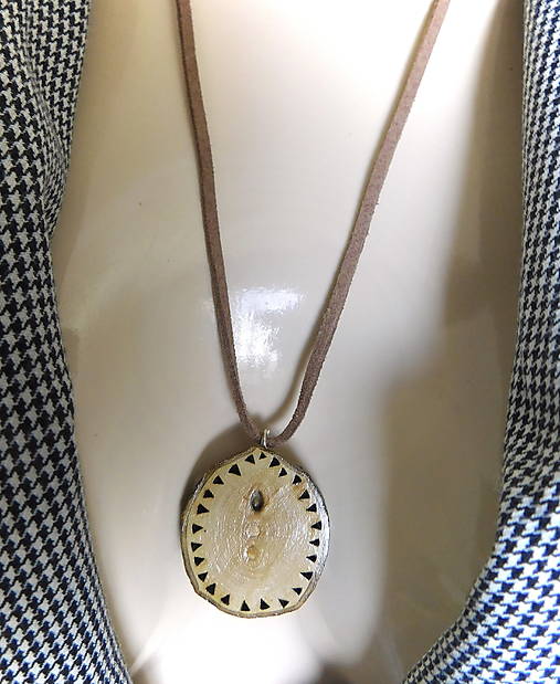 Náhrdelníky - drevený prívesok na koži - 17522391_