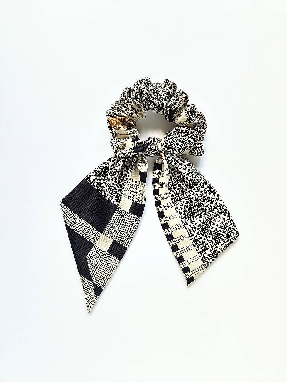 Maxi scrunchie asymetrická (Čierno-smotanová)