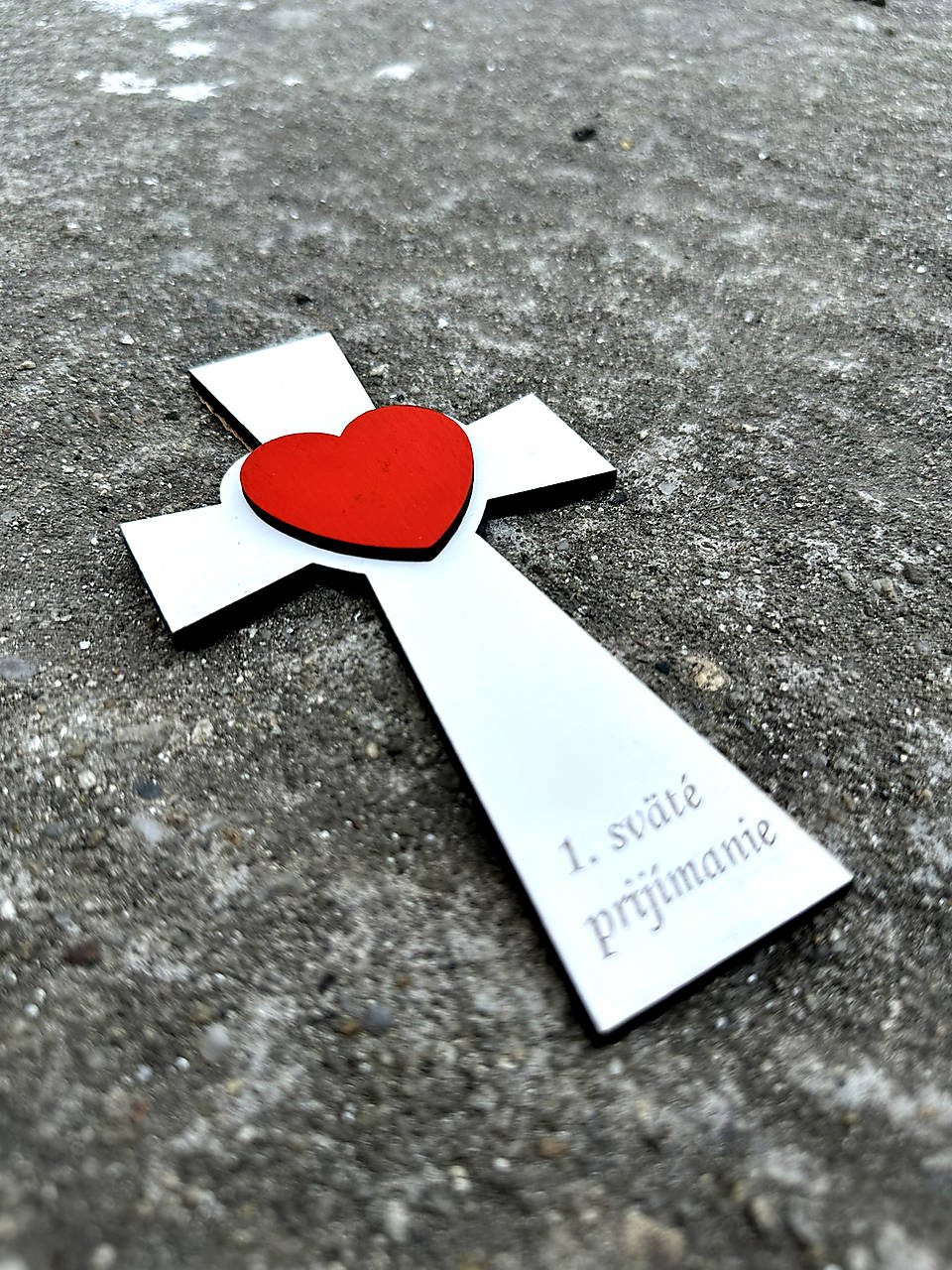 Drevený krížik so srdcom na sviatosť model 2