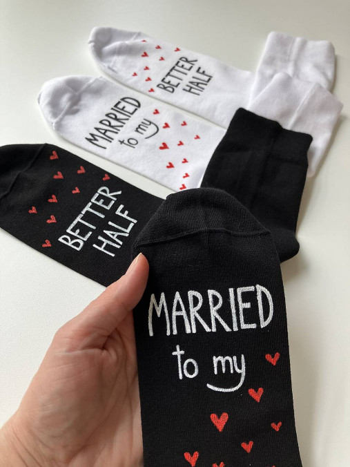 Maľované ponožky pre novomanželov/výročiu svadby s nápisom: "MARRIED TO MY BETTER HALF"