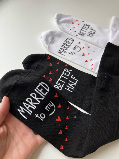 Maľované ponožky pre novomanželov/výročiu svadby s nápisom: "MARRIED TO MY BETTER HALF"