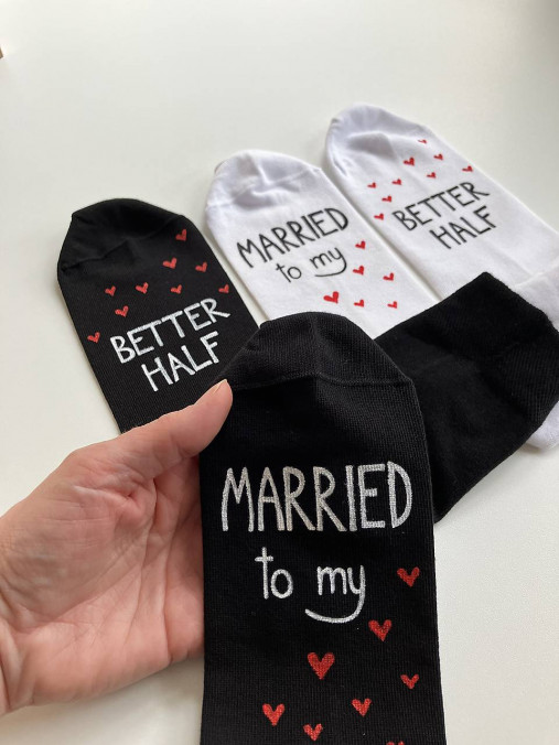 Maľované ponožky pre novomanželov/výročiu svadby s nápisom: "MARRIED TO MY BETTER HALF"