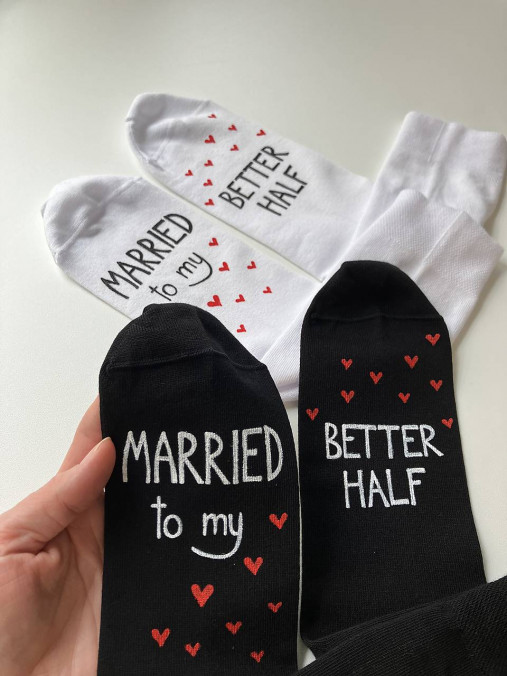 Maľované ponožky pre novomanželov/výročiu svadby s nápisom: "MARRIED TO MY BETTER HALF"