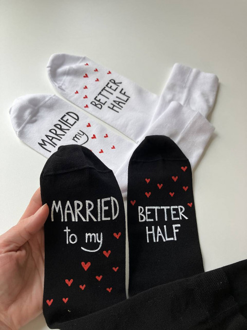 Maľované ponožky pre novomanželov/výročiu svadby s nápisom: "MARRIED TO MY BETTER HALF"