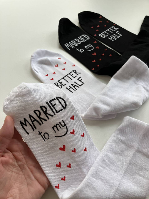 Maľované ponožky pre novomanželov/výročiu svadby s nápisom: "MARRIED TO MY BETTER HALF"