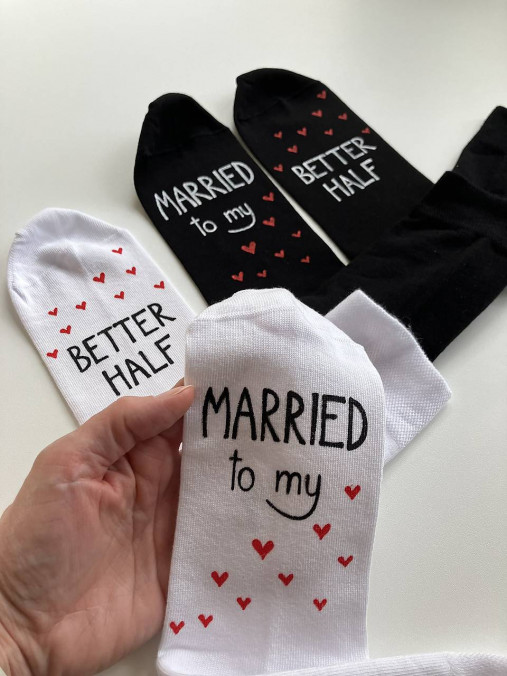 Maľované ponožky pre novomanželov/výročiu svadby s nápisom: "MARRIED TO MY BETTER HALF"