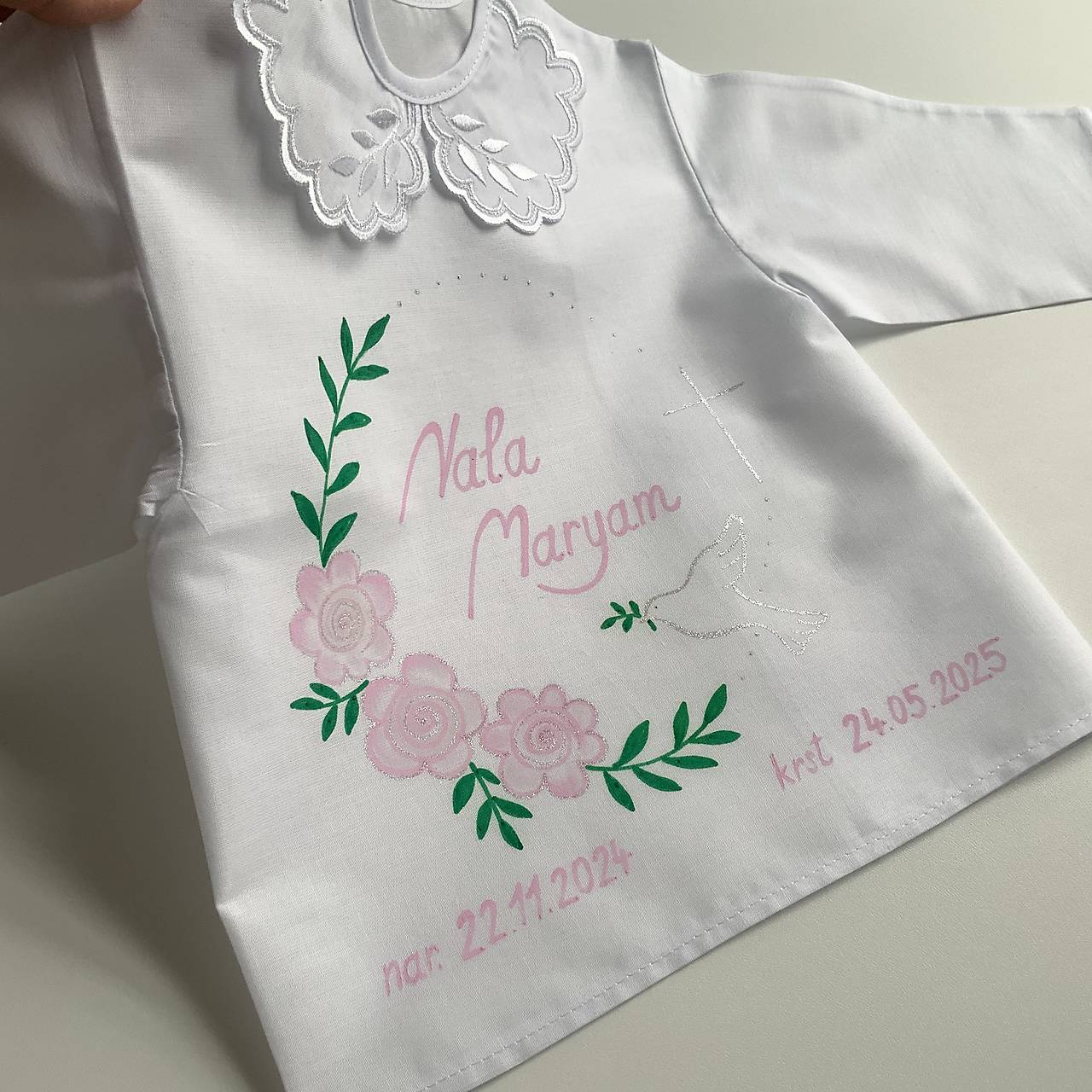 Krstná košieľka ručne maľovaná ľudovoladená s ružičkami