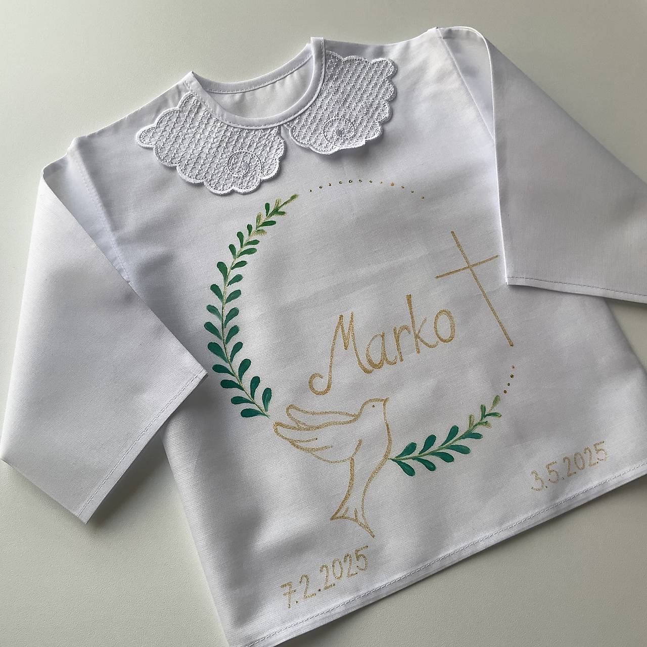 Krstná košieľka ručne maľovaná ľudovoladená s holubicou a ratolesťami