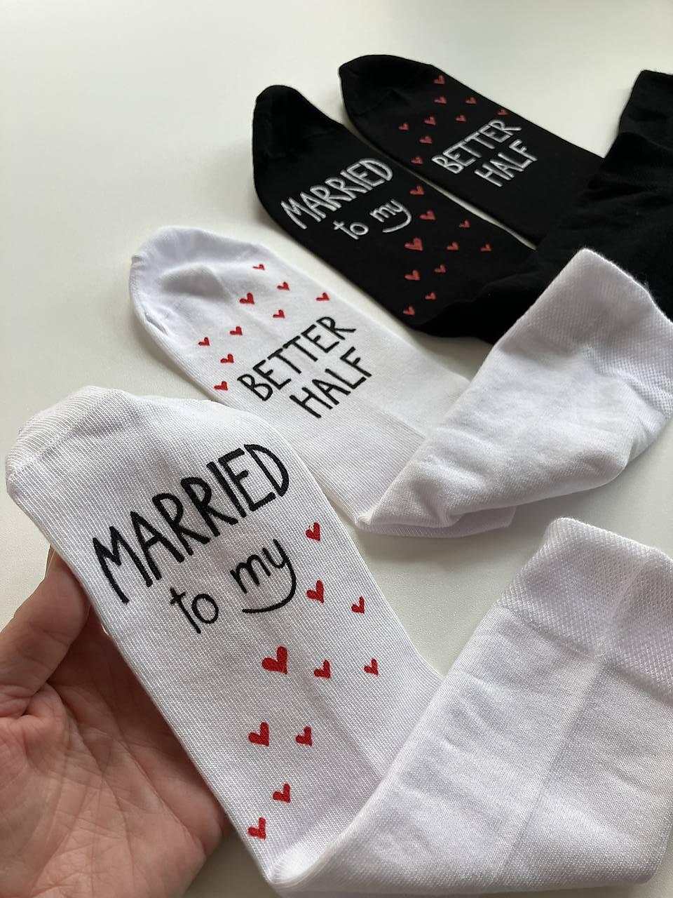 Maľované ponožky pre novomanželov/výročiu svadby s nápisom: "MARRIED TO MY BETTER HALF"