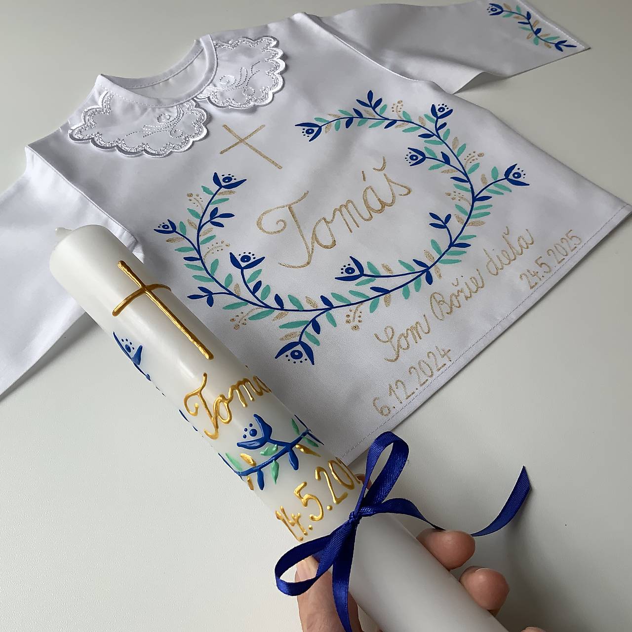 Krstná košieľka a svieca na krst maľovaná v (tyrkysovozlatej s maľbou na rukávoch)