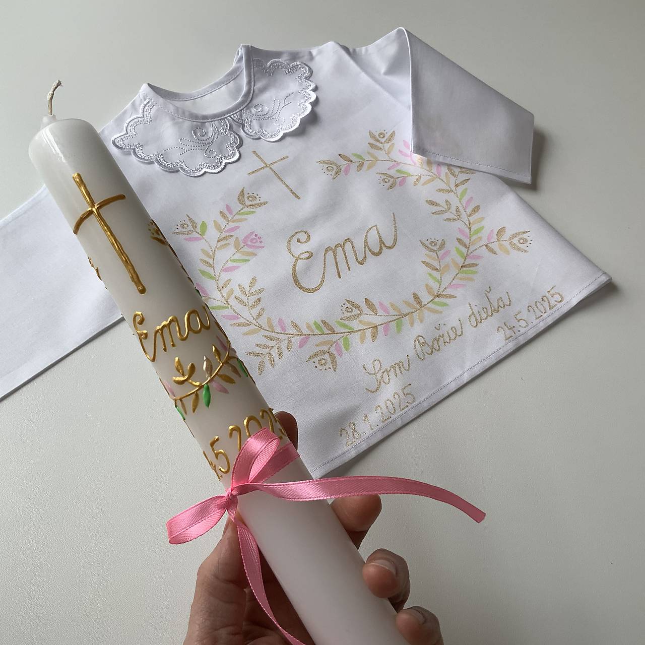 Krstná košieľka a svieca na krst maľovaná v (kombinácii béžová, zlatá, svetlozelená a svetloružová)