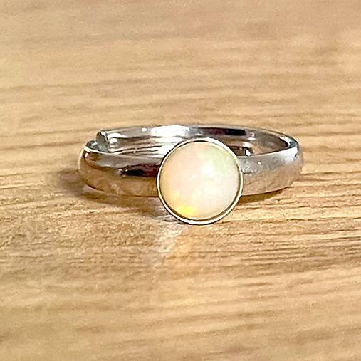 Simple Ethiopian Opal Ring Rhodium plated AG925 Ring / Elegantný strieborný ródiovaný prsteň s opálom E003