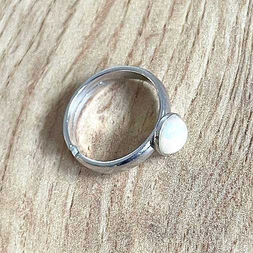 Simple Ethiopian Opal Ring Rhodium plated AG925 Ring / Elegantný strieborný ródiovaný prsteň s opálom E003