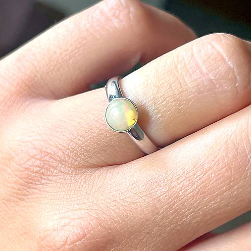Simple Ethiopian Opal Ring Rhodium plated AG925 Ring / Elegantný strieborný ródiovaný prsteň s opálom E003