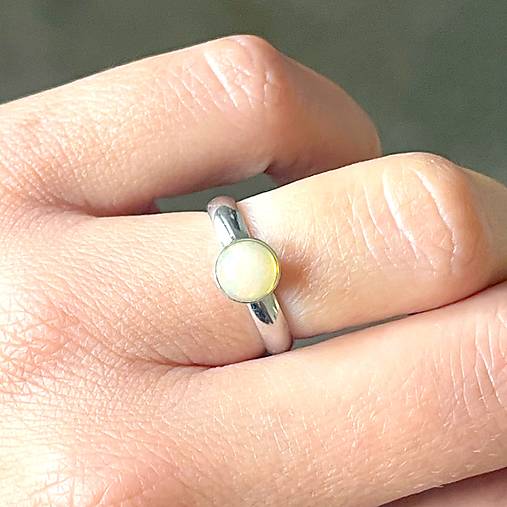 Simple Ethiopian Opal Ring Rhodium plated AG925 Ring / Elegantný strieborný ródiovaný prsteň s opálom E003