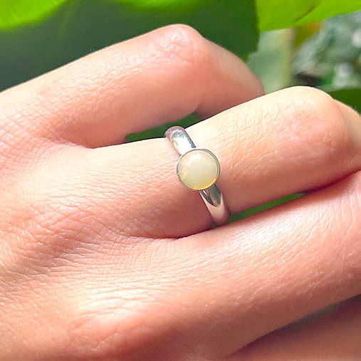 Simple Ethiopian Opal Ring Rhodium plated AG925 Ring / Elegantný strieborný ródiovaný prsteň s opálom E003