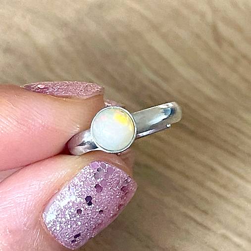 Simple Ethiopian Opal Ring Rhodium plated AG925 Ring / Elegantný strieborný ródiovaný prsteň s opálom E003