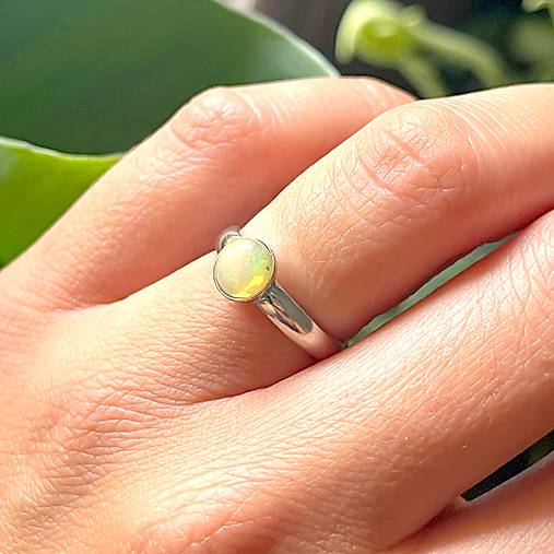 Simple Ethiopian Opal Ring Rhodium plated AG925 Ring / Elegantný strieborný ródiovaný prsteň s opálom E003