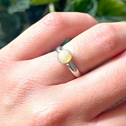 Simple Ethiopian Opal Ring Rhodium plated AG925 Ring / Elegantný strieborný ródiovaný prsteň s opálom E003