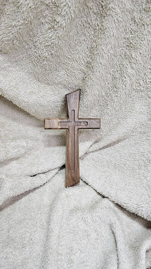 Dekorácie - Drevený svadobný krížik  (Orechový križik 5) - 17524618_