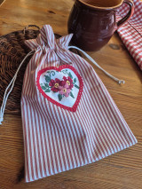 Úžitkový textil - Červené vrecúško s vyšívaným srdiečkom - 17526037_