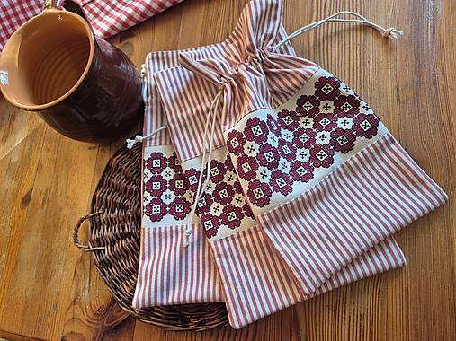 Úžitkový textil - Červené vrecúška s výšivkou - 17526033_